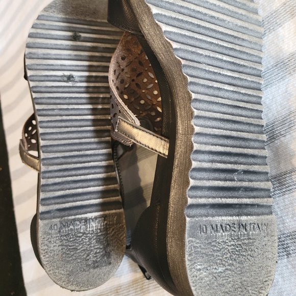 EUC Browns Leather Sandals - Picture 8 of 9